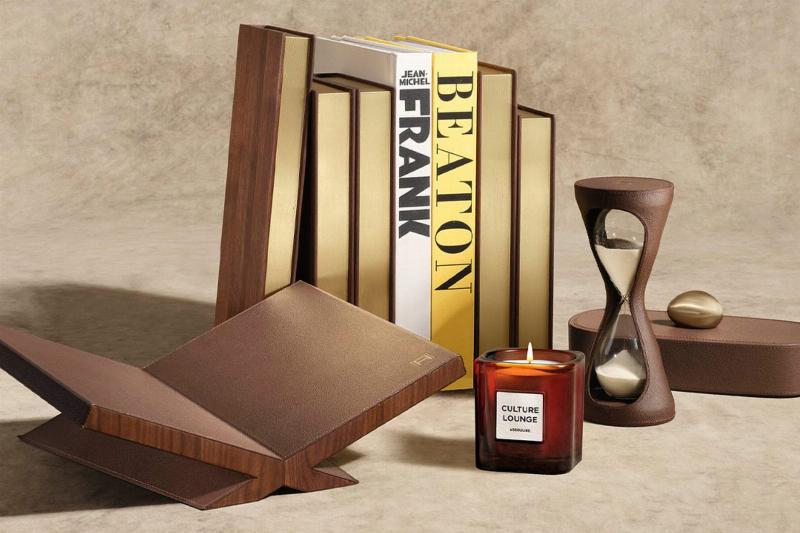 Livres D'architecture et de design intérieur français dans une bibliothèque raffinée